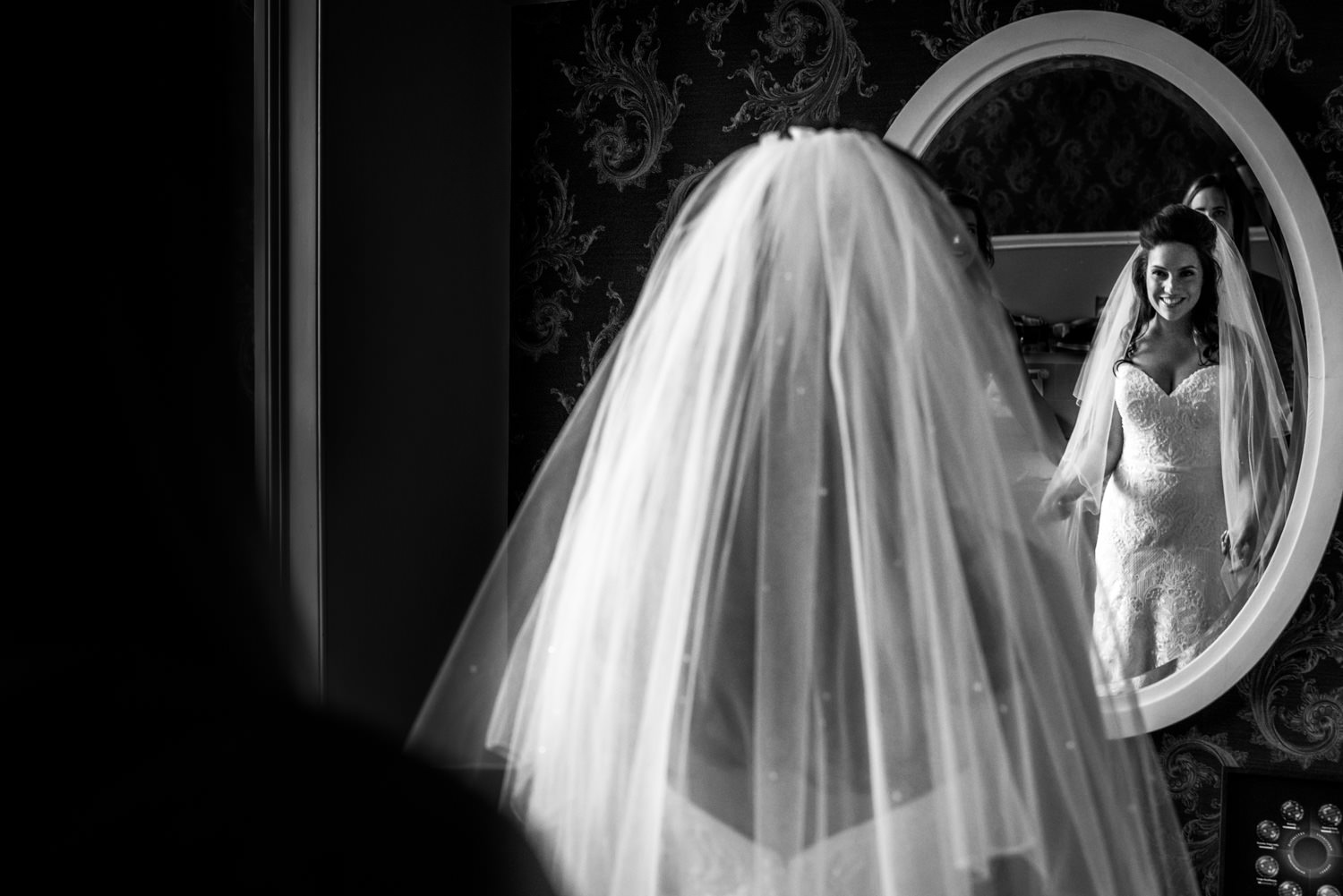 Bruidsfotografie in Breda de bruid bekijkt zichzelf tijden het a