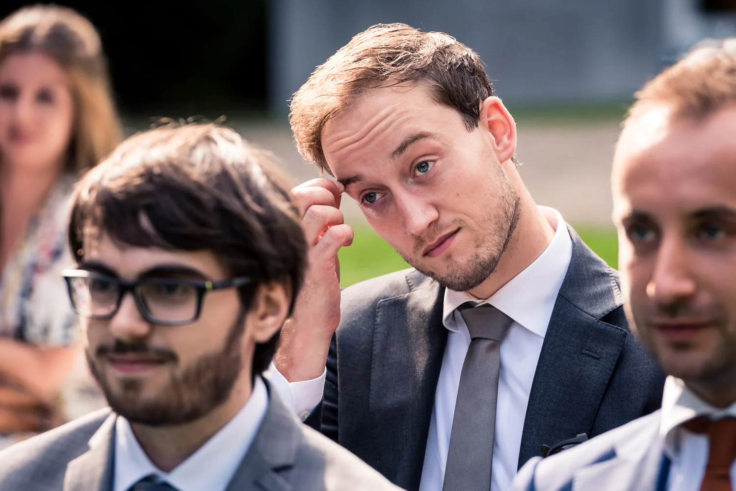 De bruidsfotograaf legt de emoties bij de gasten vast tijdens d