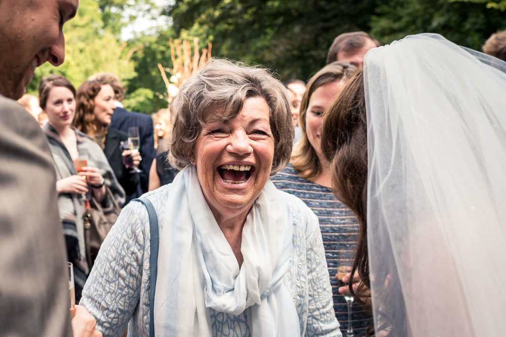 Cfoto tijdens de trouwfotografie, felicitatie van oma aan de bru