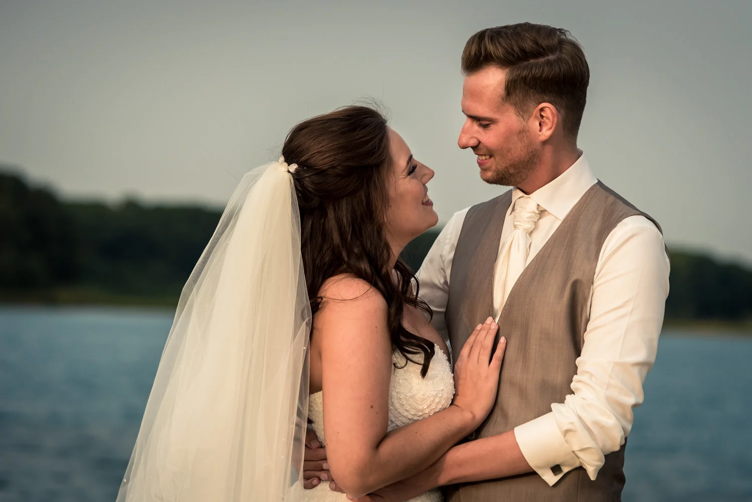 trouwfotograaf Cfoto legt dit bruidspaar vast bij het houtse mee