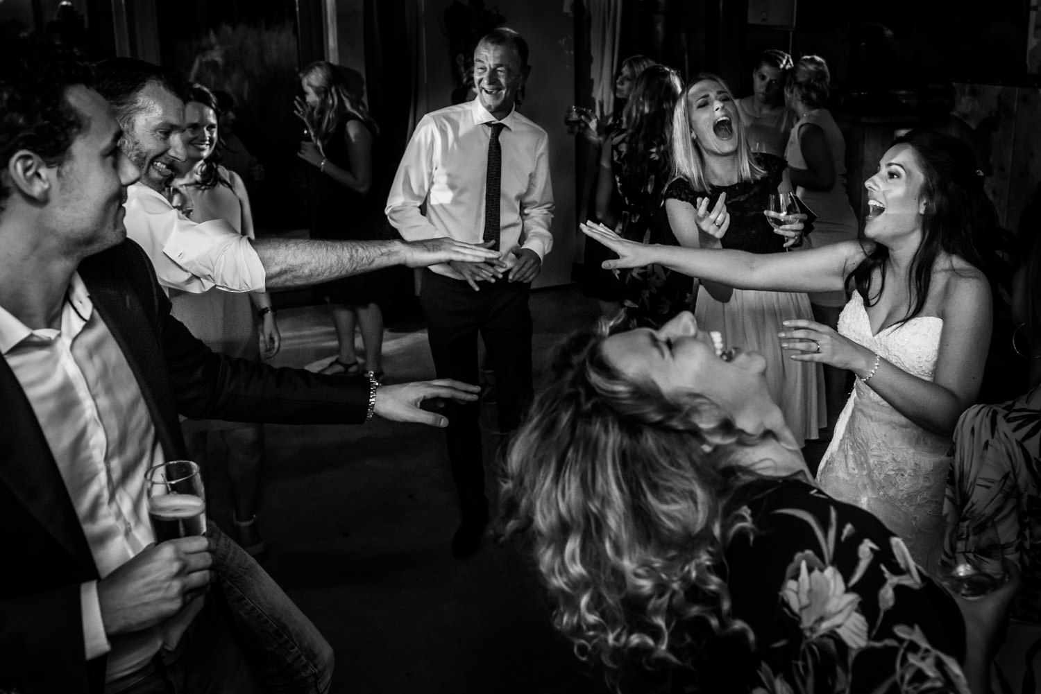 Tijdens een trouwfeest in Breda is de bruid lekker aan het danse