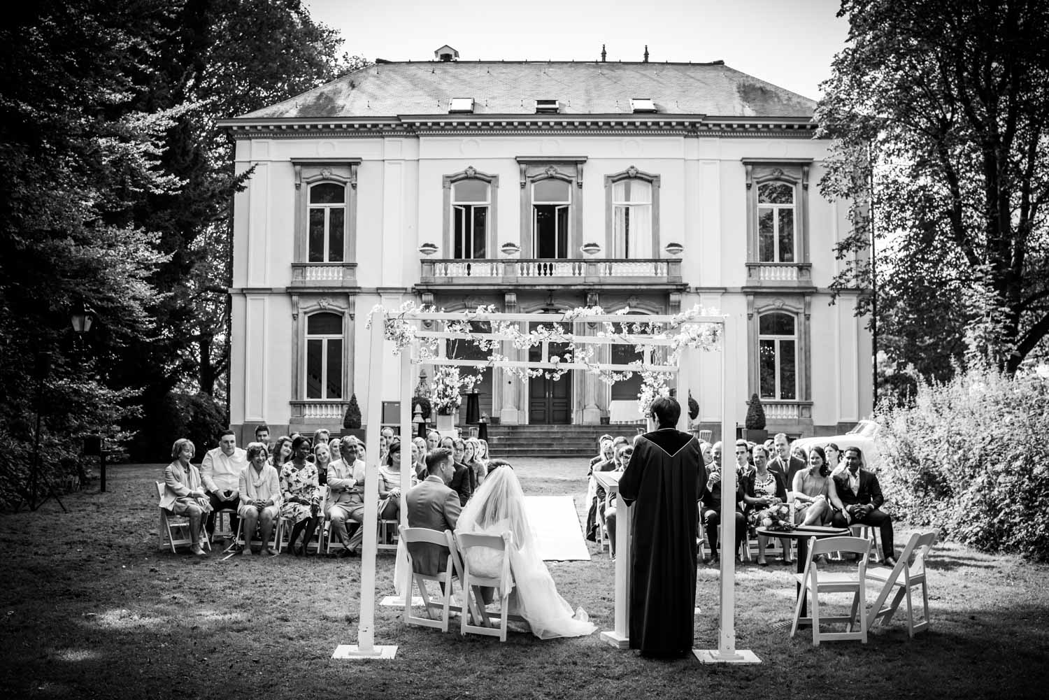 Ceremonie buiten bij landgoed Wolfslaar door bruidsfotograaf Cfo