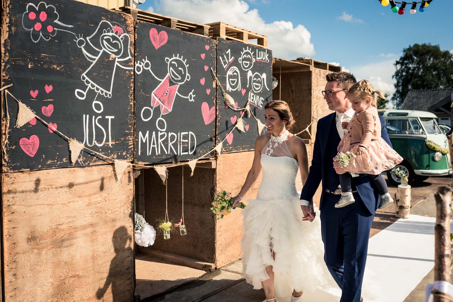 Mooie styling van de feestlocatie bij aankomst van het bruidspaa