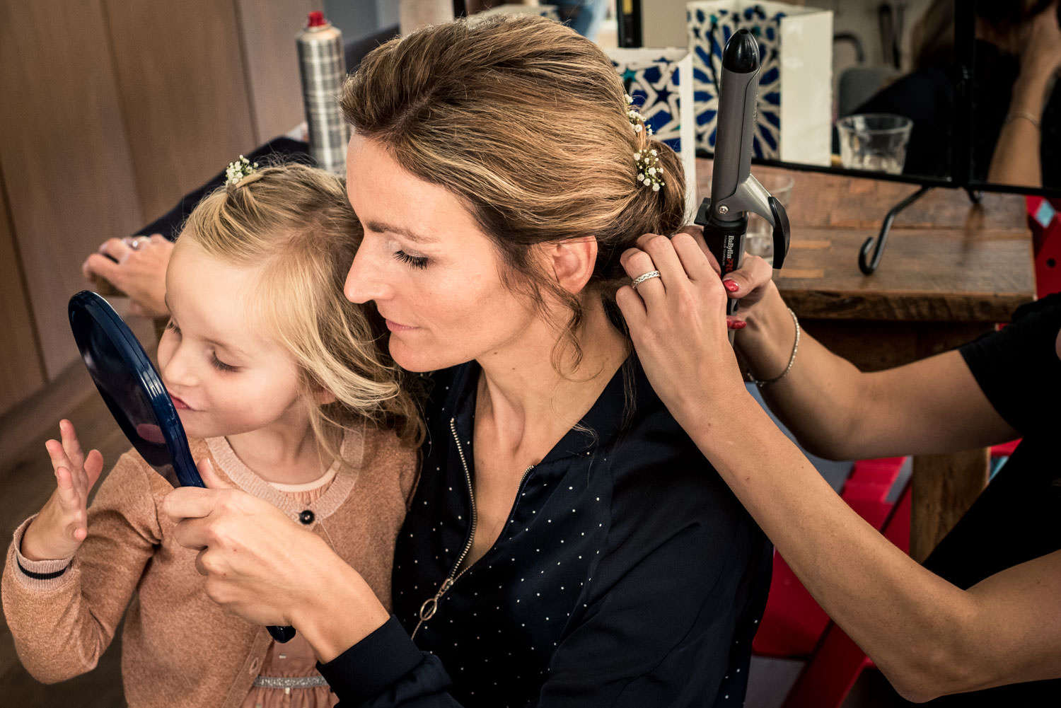 De bruid en het bruidsmeisje tijdens de getting ready bij het aa