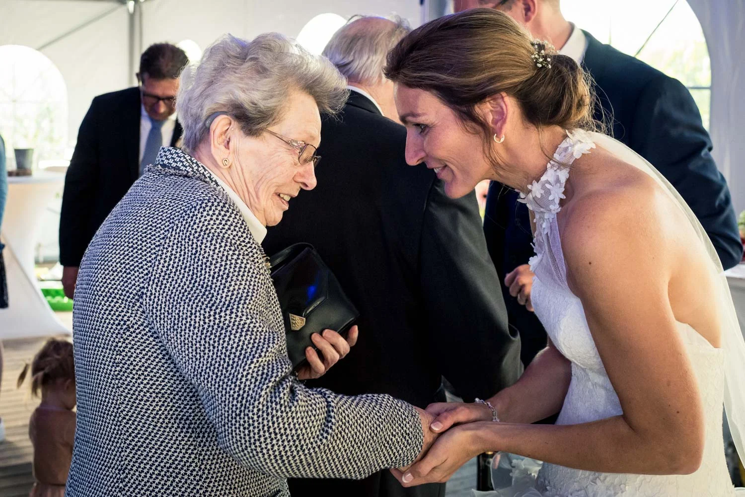 Mooi moment van de bruid en haar oma tijden de trouwreportage.