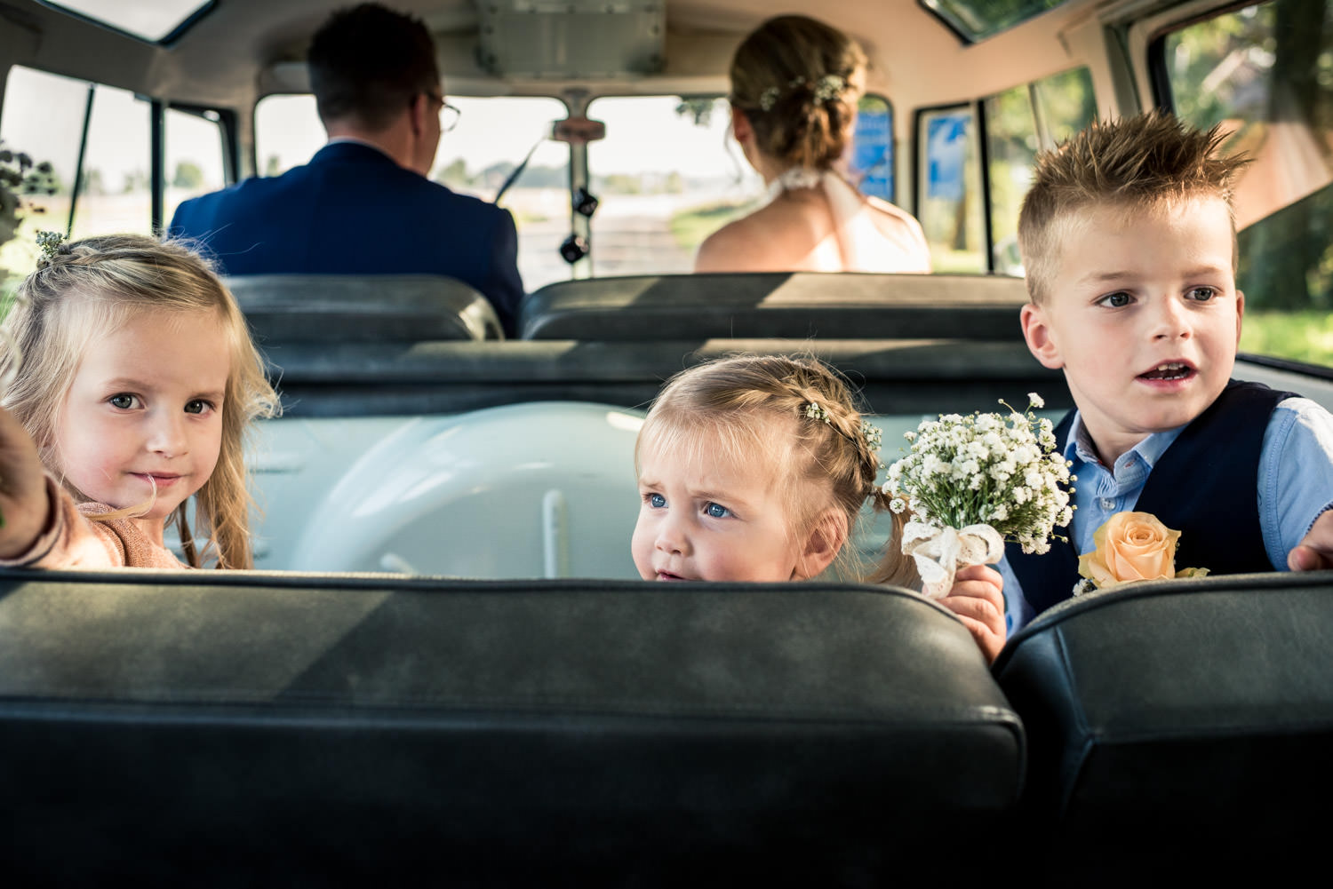 Cfoto tijdens de trouwreportage achter in het Volkswagenbusje me