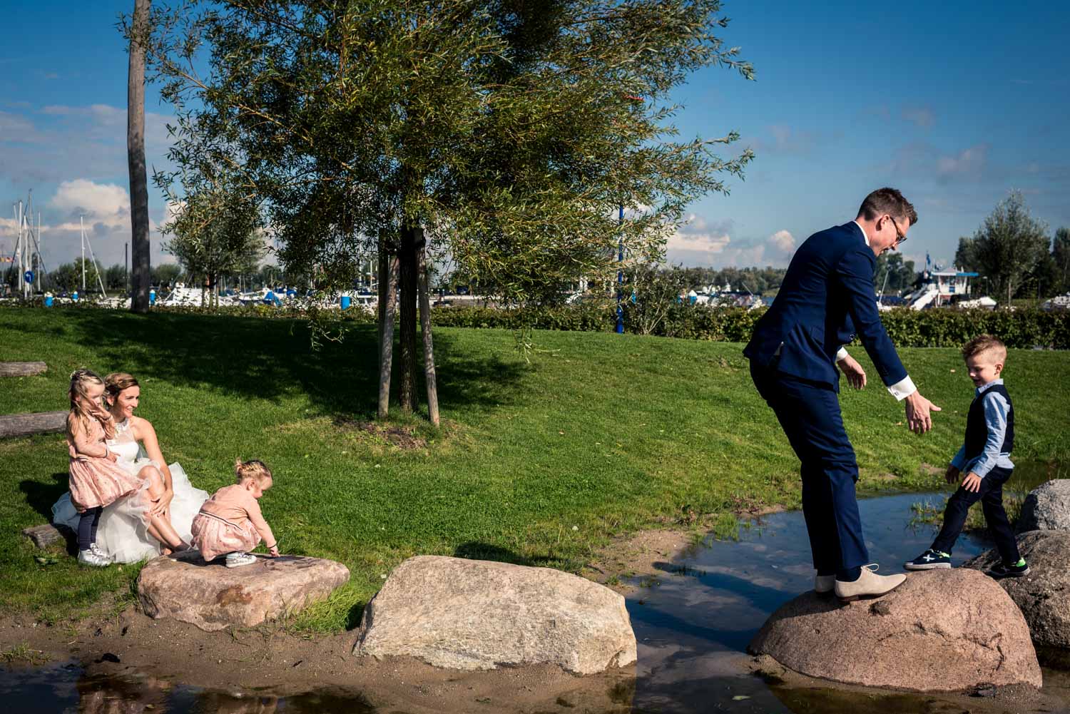 Een spontaan moment bij de bruidsfotografie met het bruidspaar e