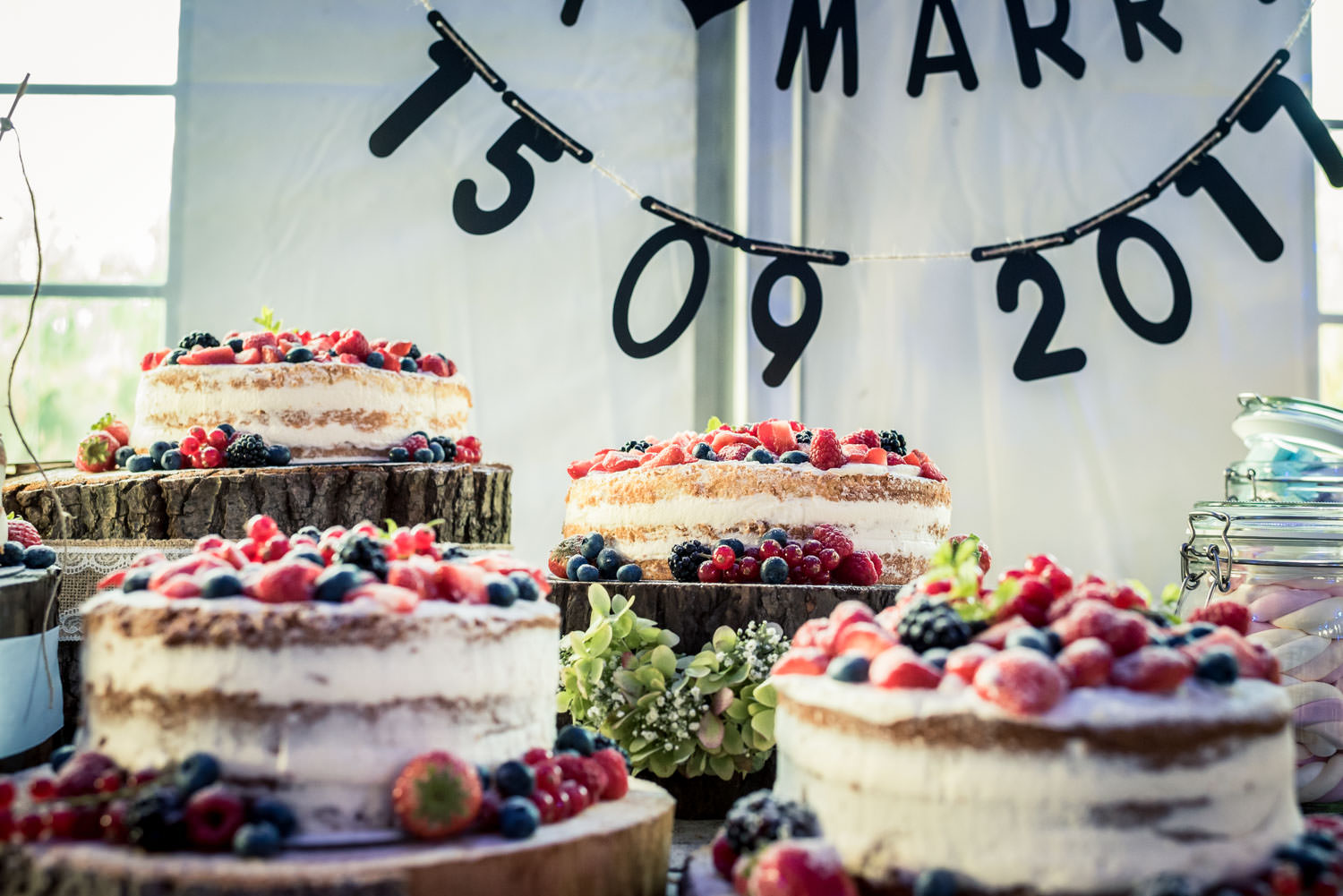 Mooie sweet table, detail van de bruidstaart met vruchten, was h