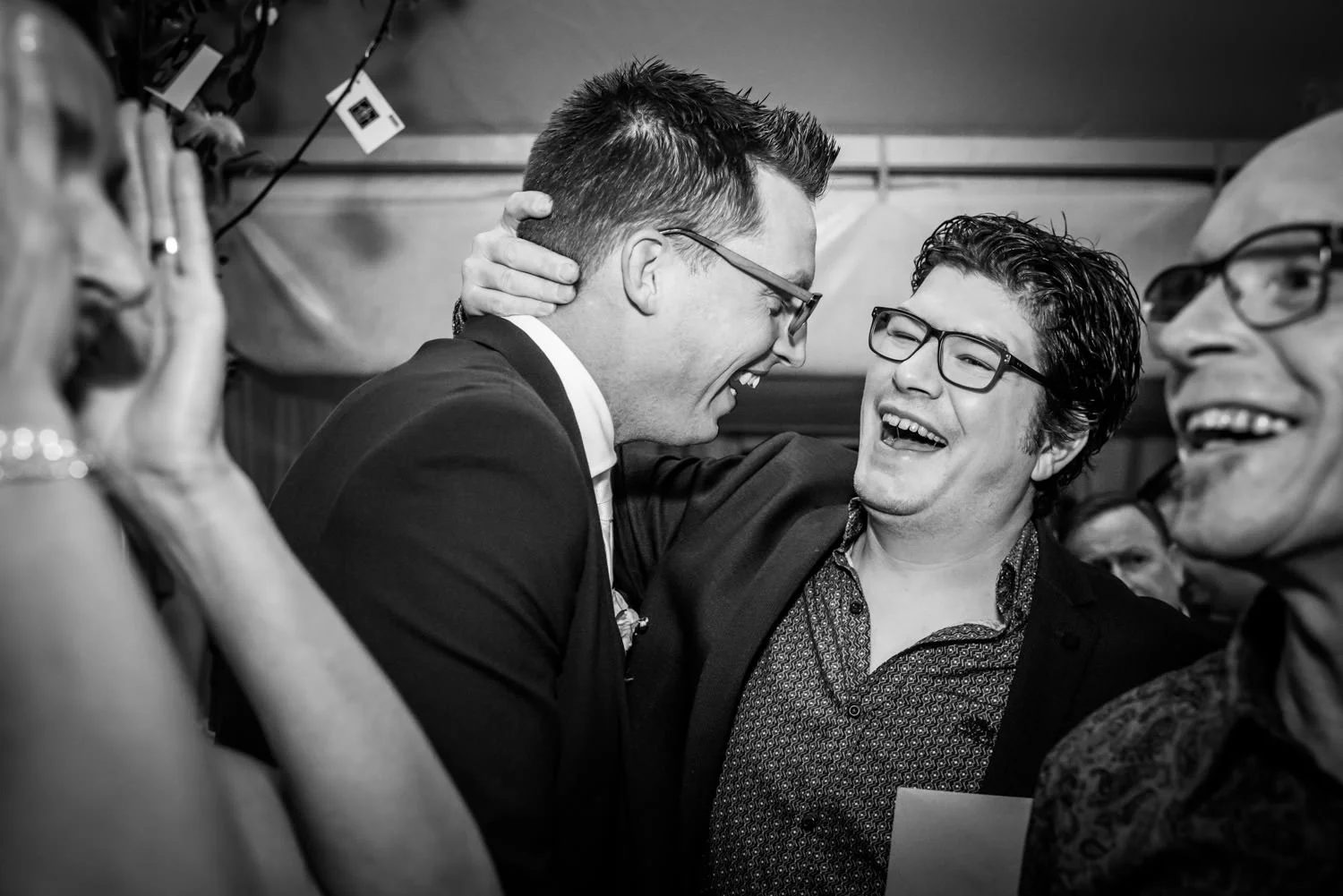Tijdens het trouwfeest moment felicitatie van bruidegom en een g
