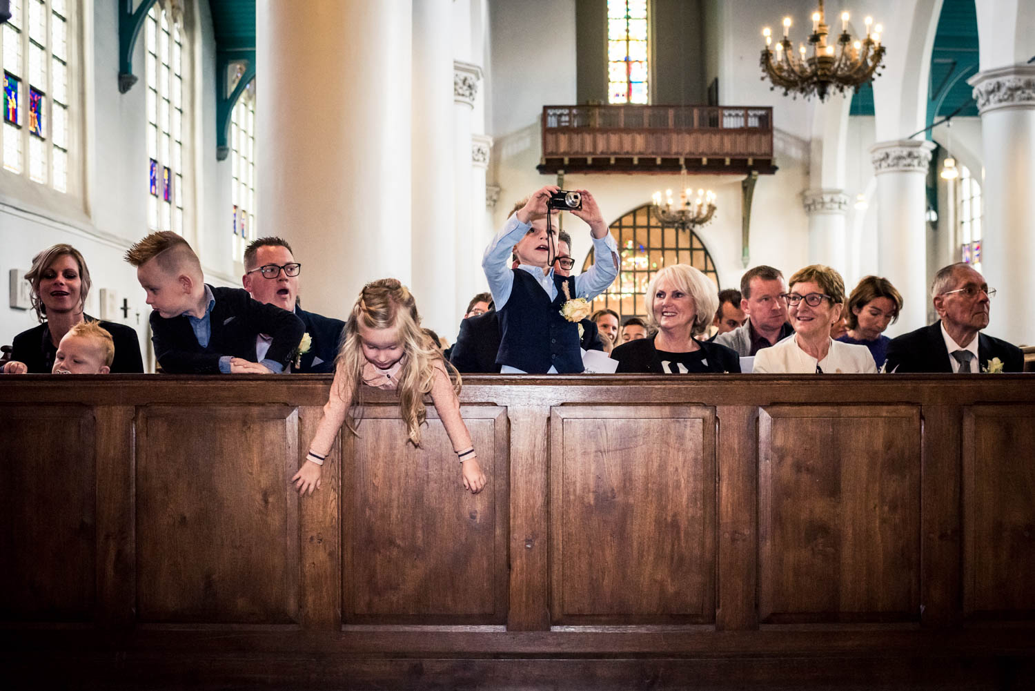 huwelijkreportage de gasten in de Martinuskerk in Breda.