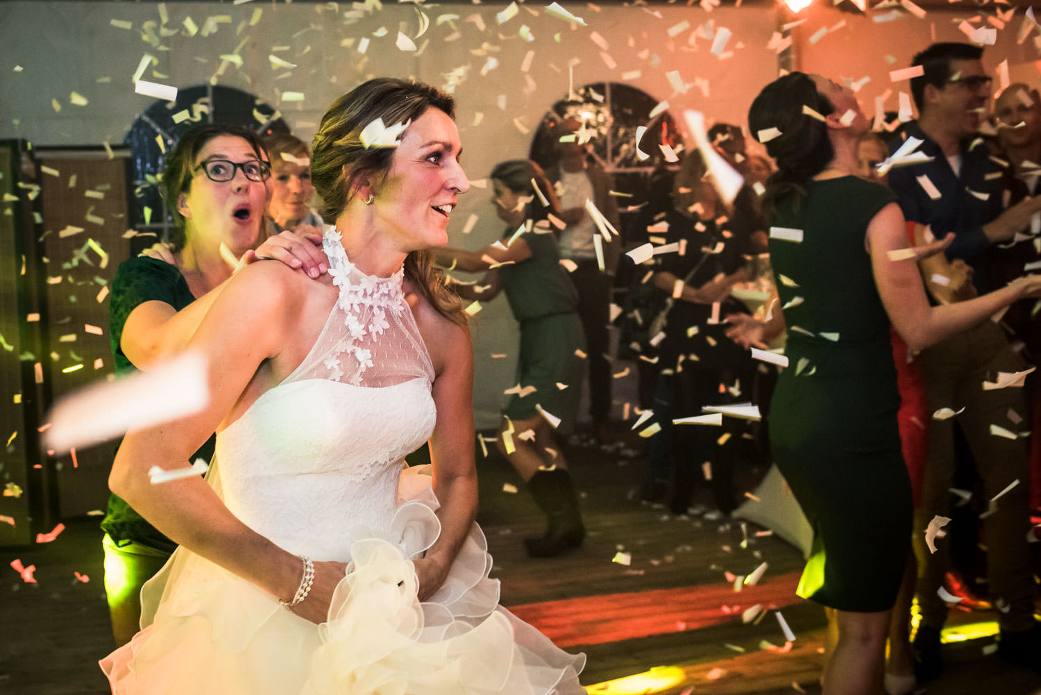 Huwelijksfotografie de bruid in de polonaise met confetti tijden