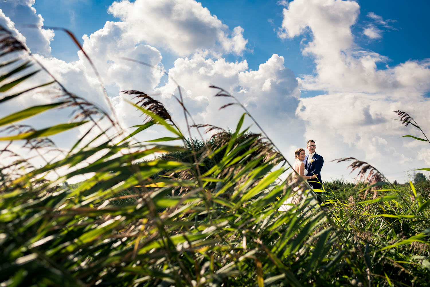 Bruidsfotograaf Cfoto is in een Brabants landschap in buitengebi