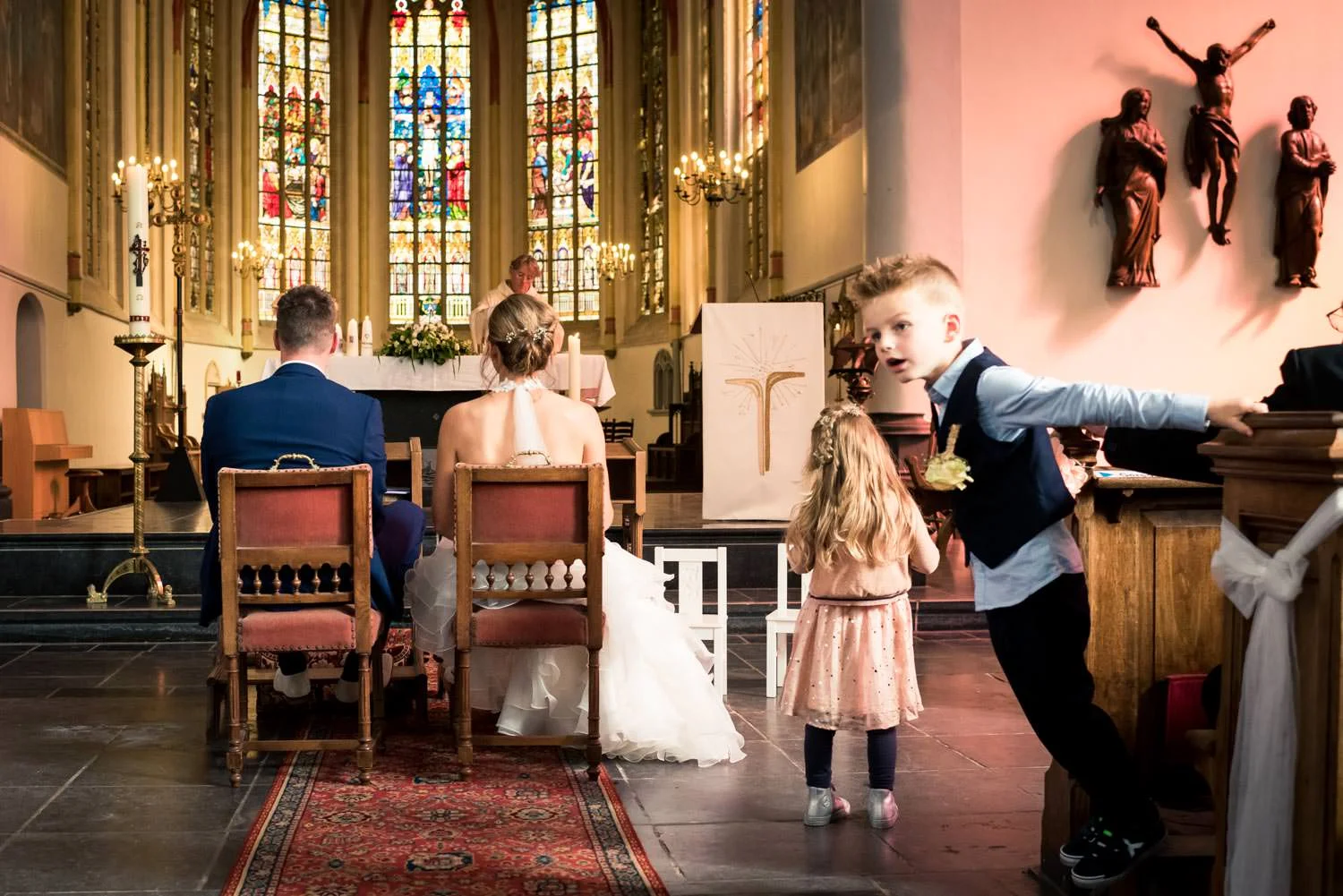 In de Martinuskerk in Princenhage vervelen de bruidskindjes zich