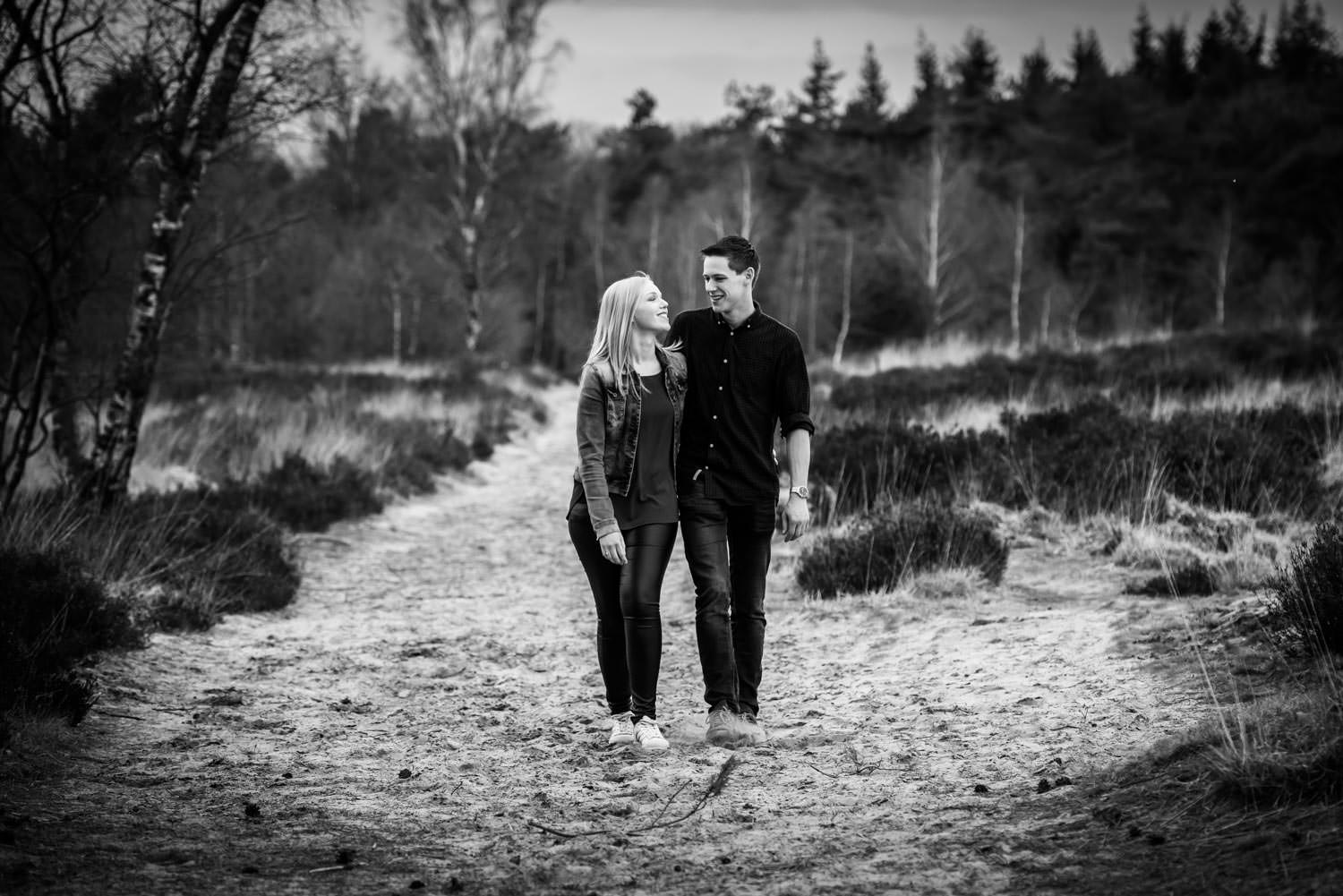 spontaan loopmoment op de heide tijdens een loveshoot van Cfoto