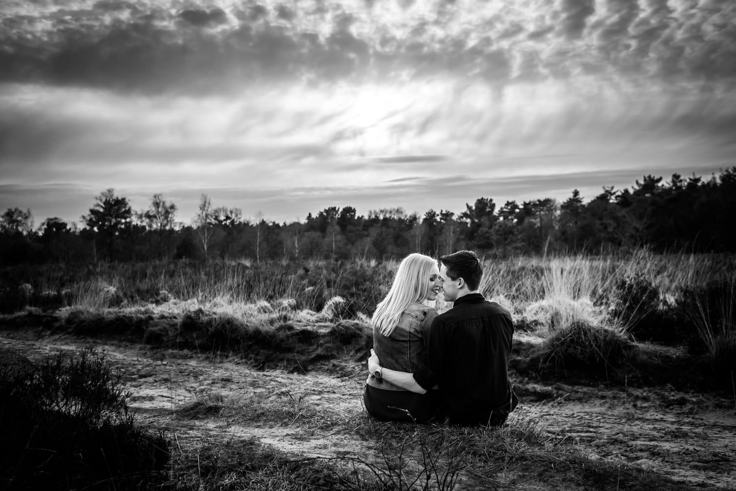 Tijdens een loveshoot op de Rucphense Heide maakt fotograaf prac