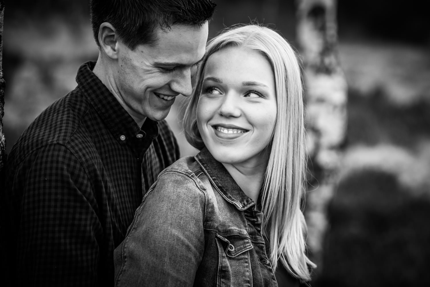 heel lief moment stel tijdens een loveshoot van Cfoto