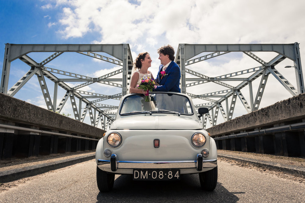 brug keizersveer bruidsfotografie met fiat 500