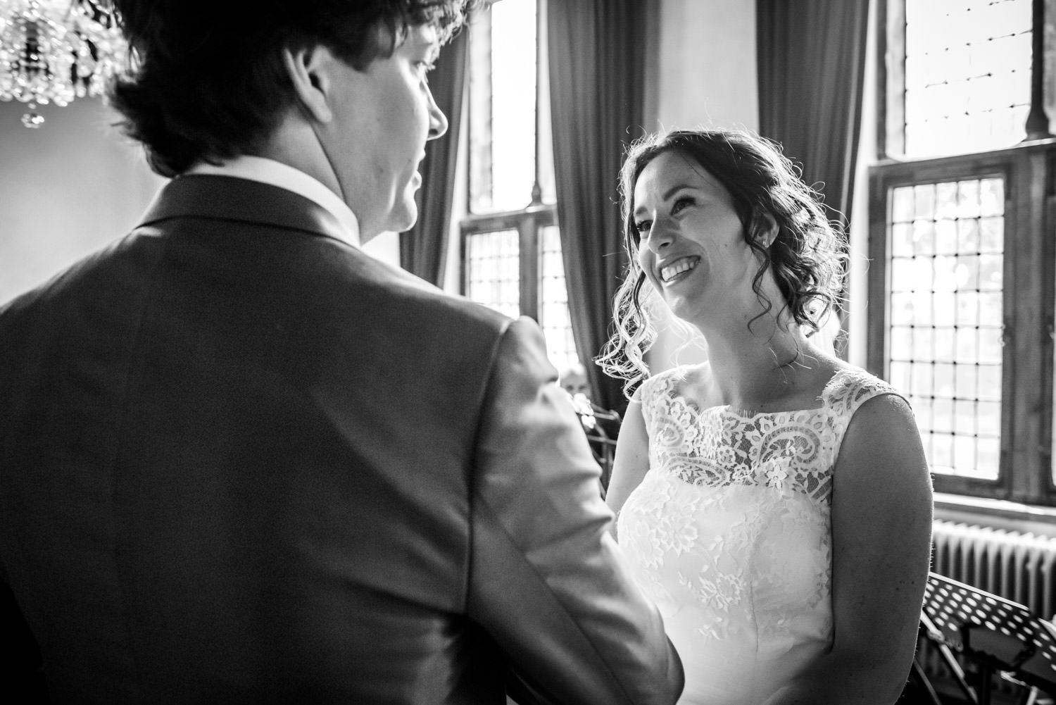 bruid tijdens de ceremonie op kasteel dussen