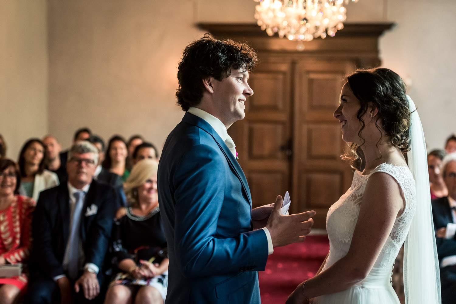 bruidspaar tijdens de ceremonie spreken geloften uit op kasteel