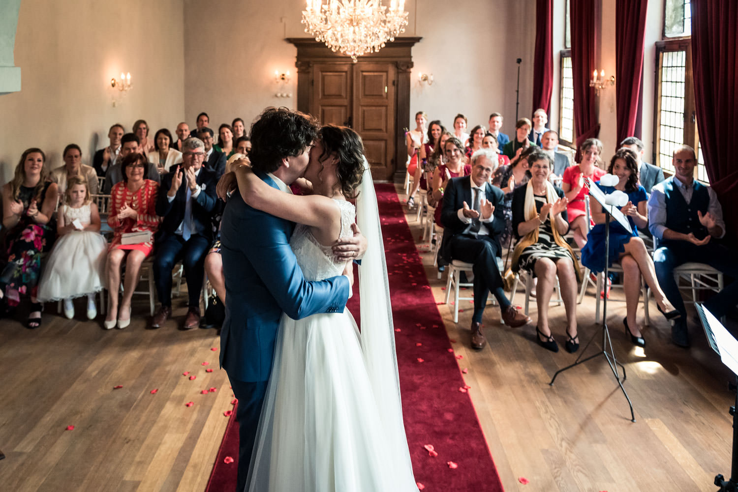 cfoto bruidsfotograaf tijdens de kus gedurende de ceremonie op k