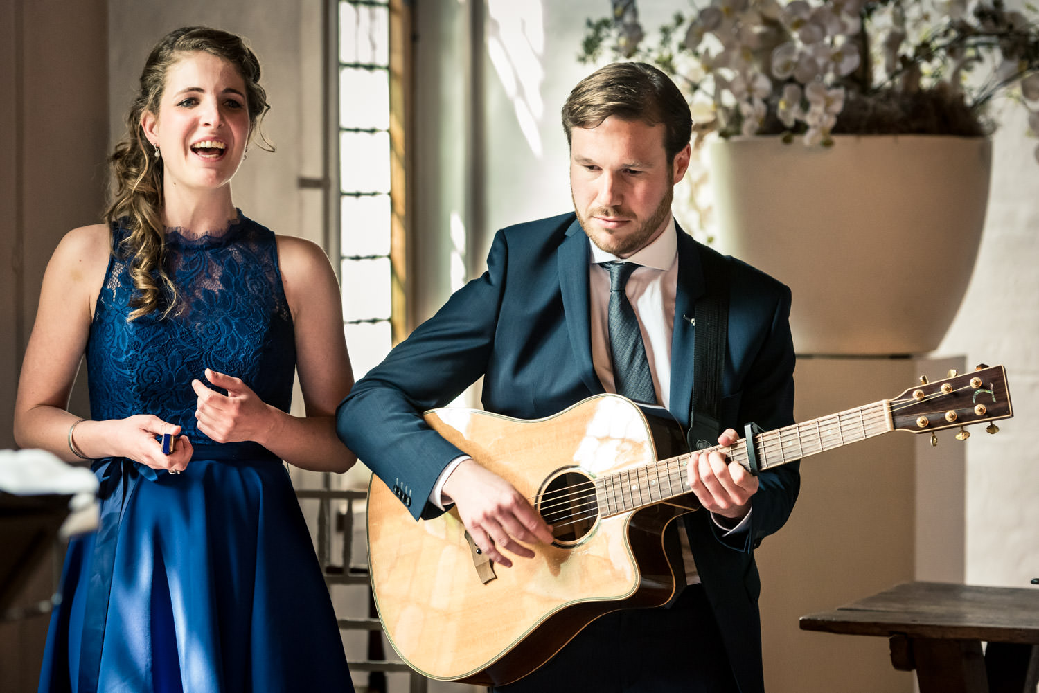 Eveline Sand zingt tijdens de ceremonie bruidsfotografie