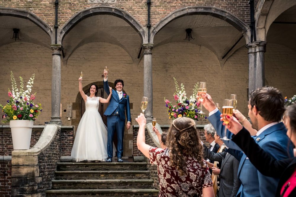 toastmoment door het bruidspaar op kasteel dussen