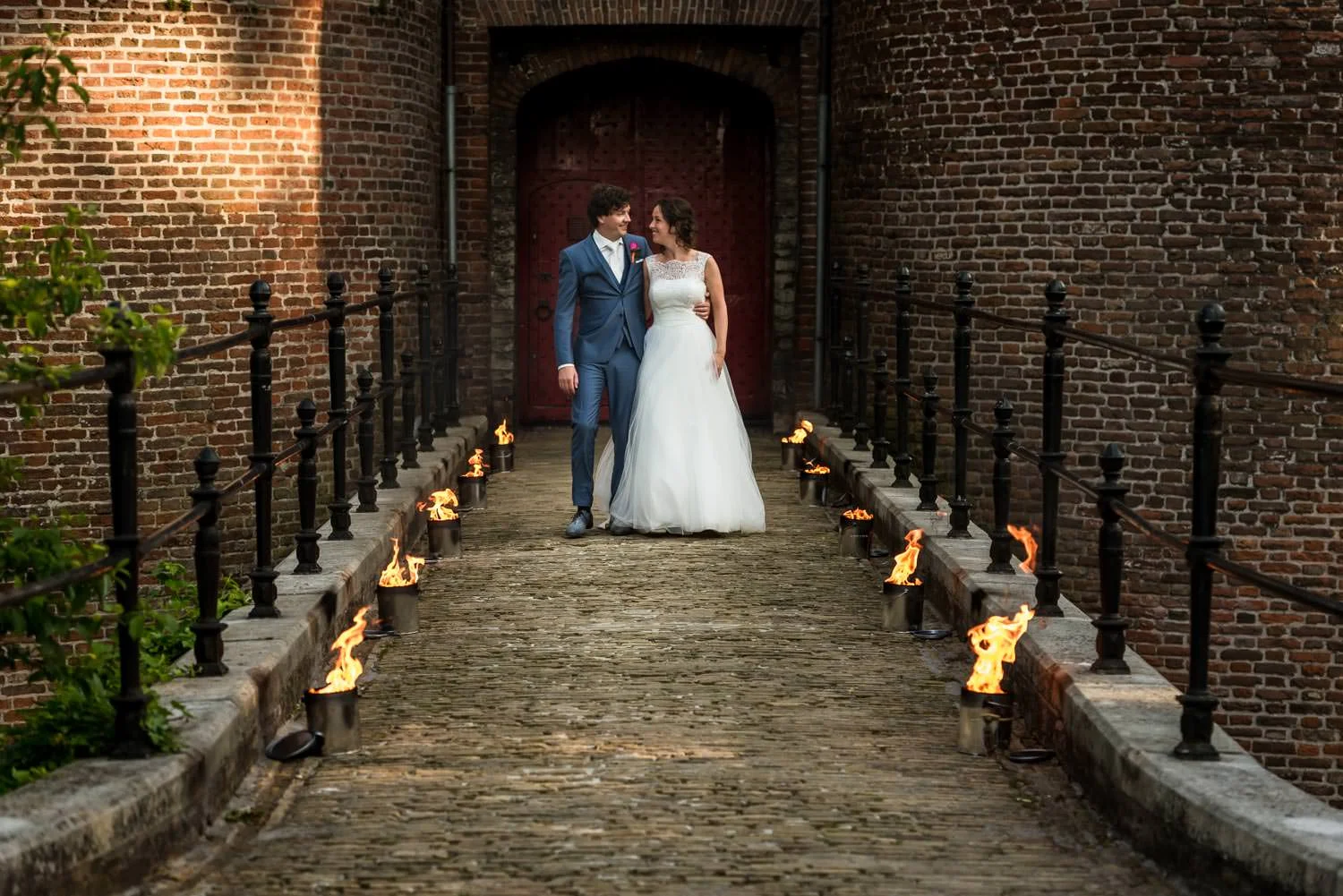 bruidsfotografie op kasteel dussen-fakkels