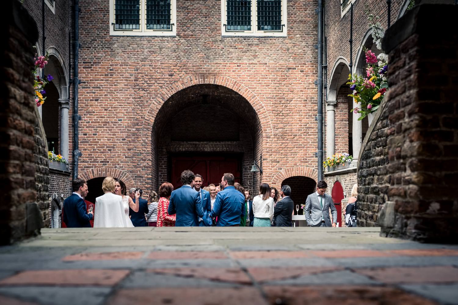Overzicht van kasteel-dussen tijdens een borrel op een huwelijk