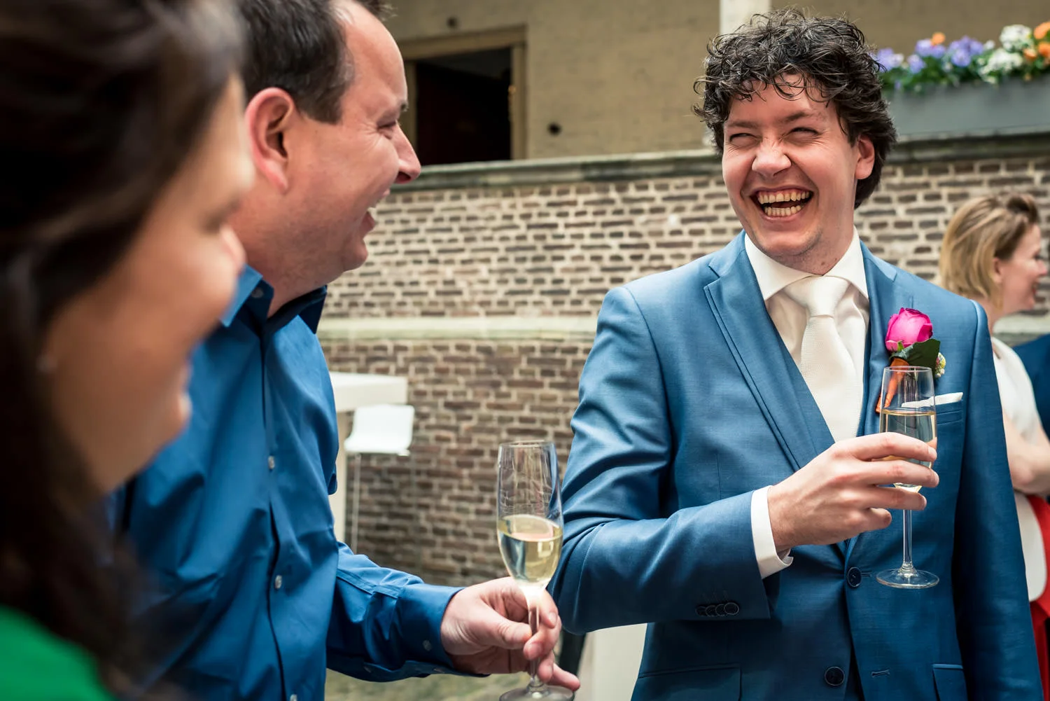 huwelijk heeft bruidegom volop lol en plezier.