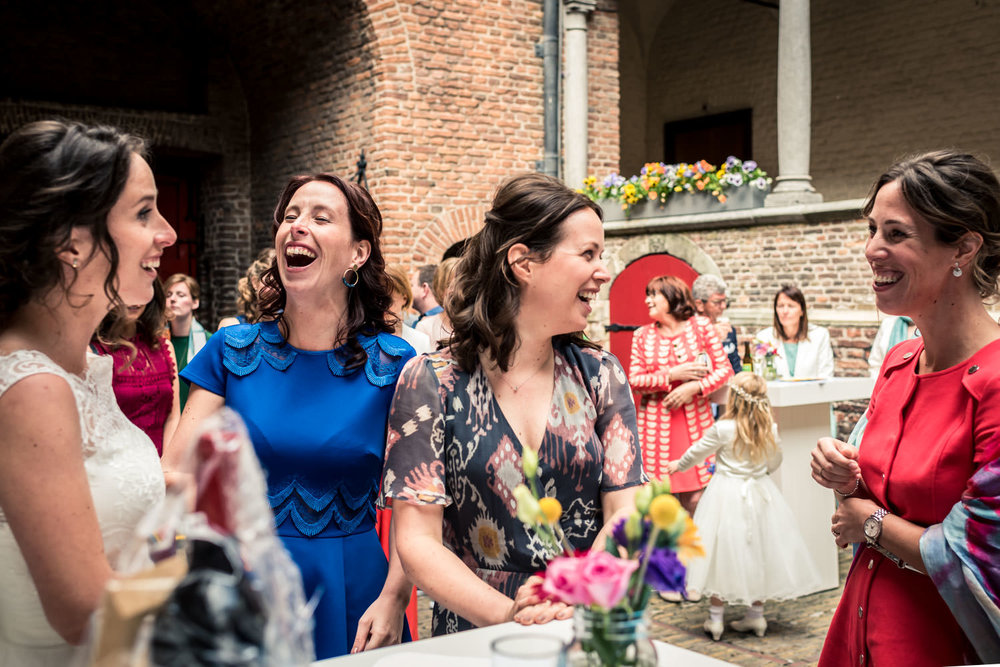 4 zussen met elkaar tijdens de borrel op huwelijk kasteel dussen