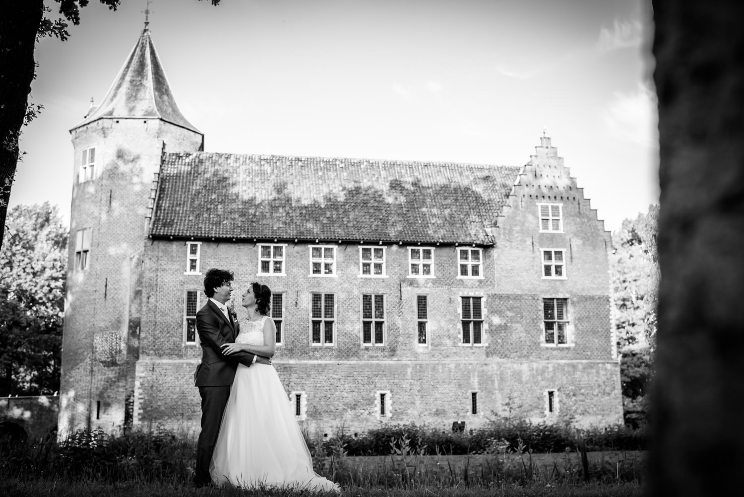 Cfoto maakt foto bruidspaar met kasteel Dussen op de achtergrond