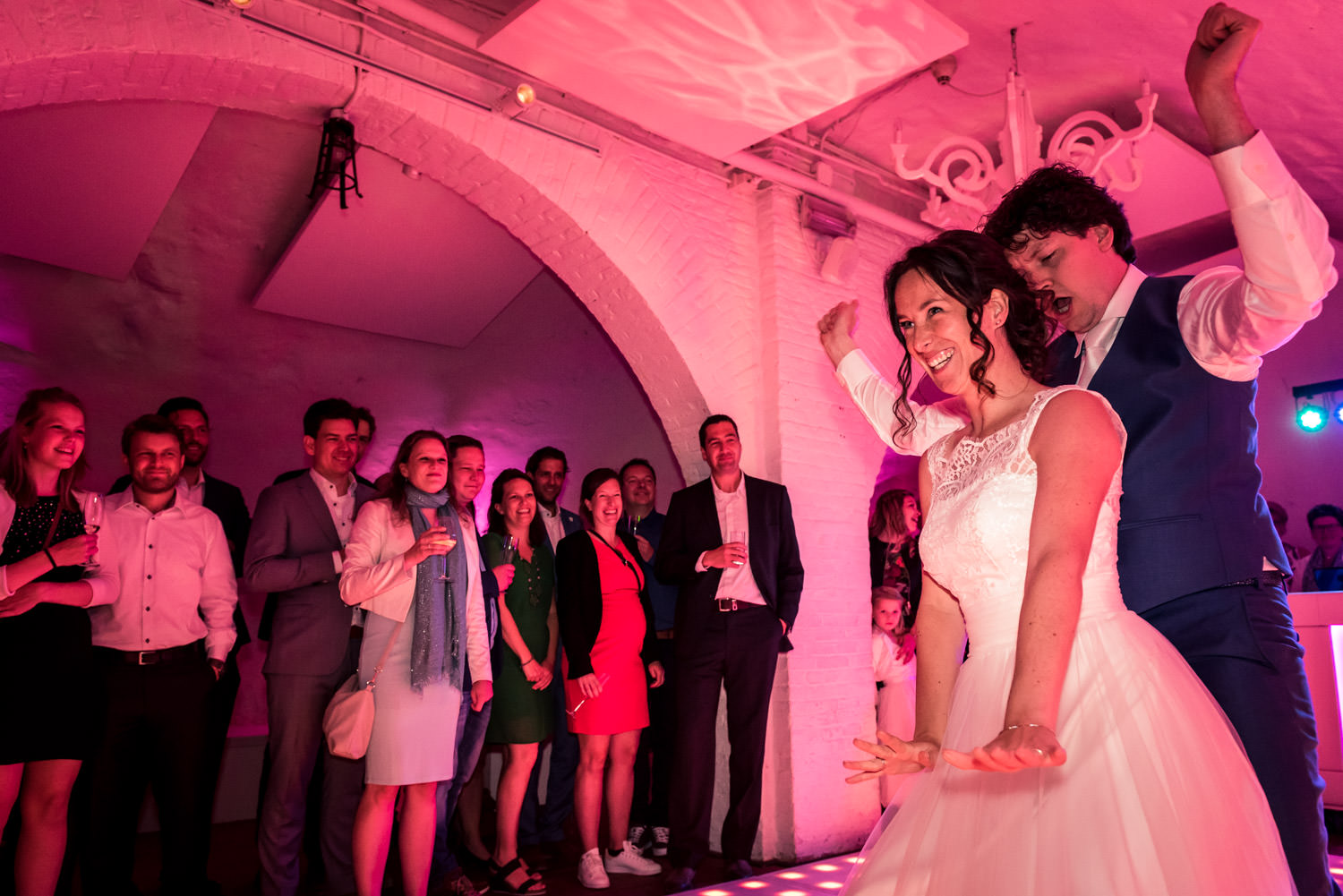 bruidspaar tijdens openingsdans op kasteel dussen met rood licht