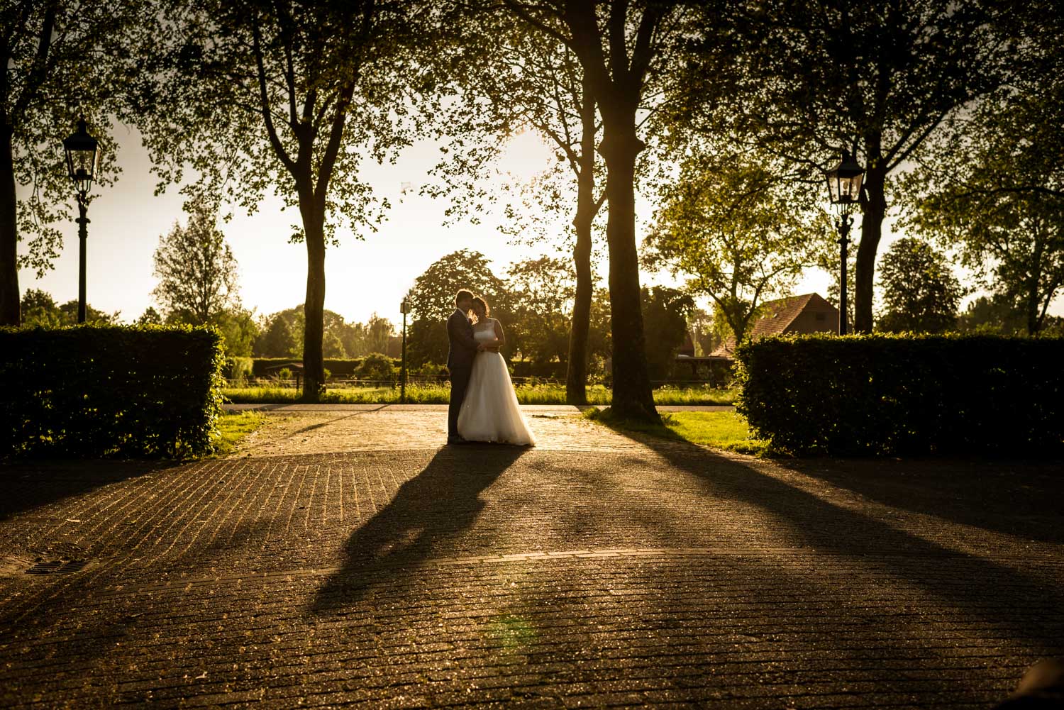 avondlicht bruidsfotografie met ondergaande zon