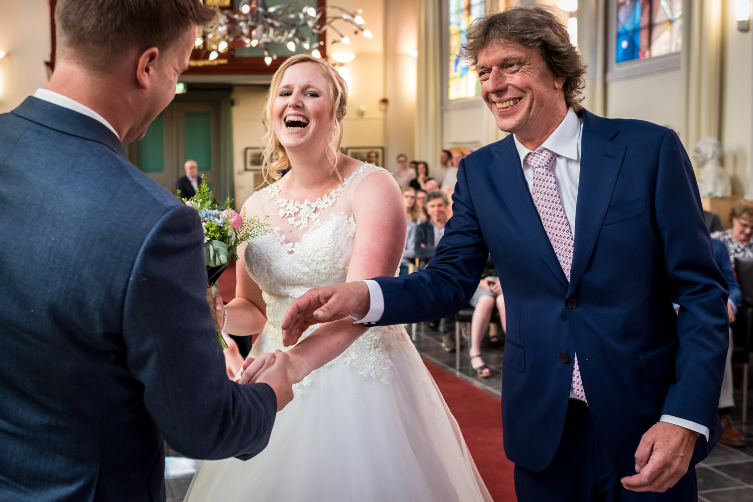 Vader geeft bruid weg aan het begin van de ceremonie