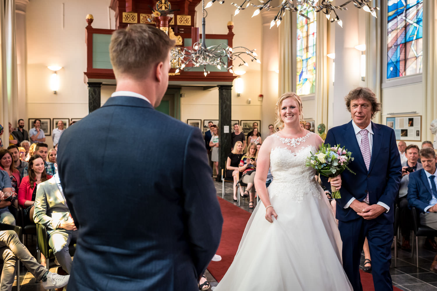 In de van Gogh kerk in Etten-Leur binnenkomst bruid