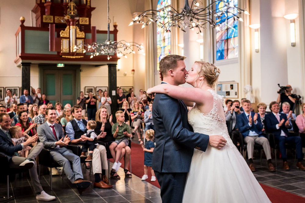 De kus van het bruidspaar tijdens de ceremonie in de Van Gogh Ke