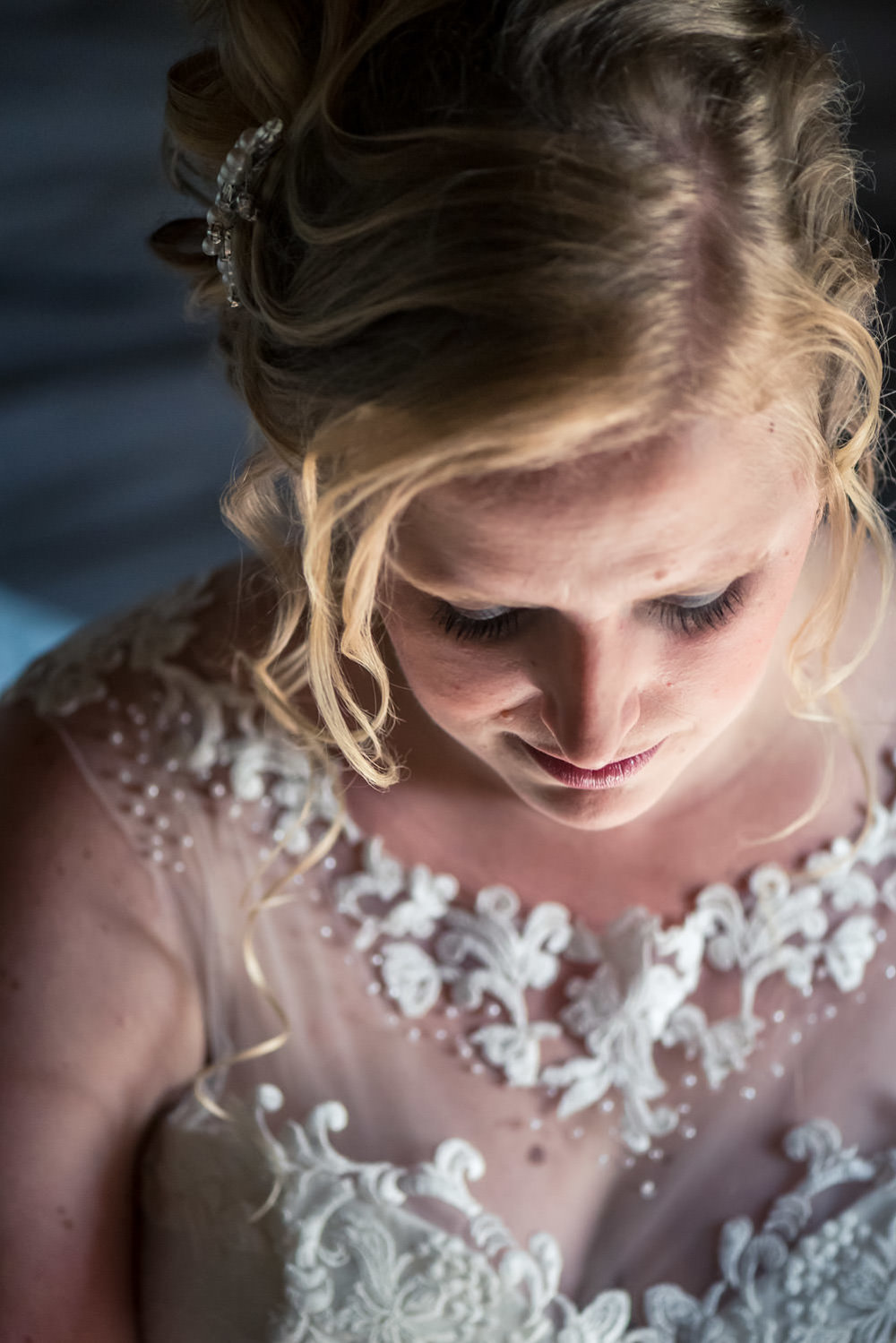 close up van de bruid in Etten leur. Door trouwfotograaf Cfoto