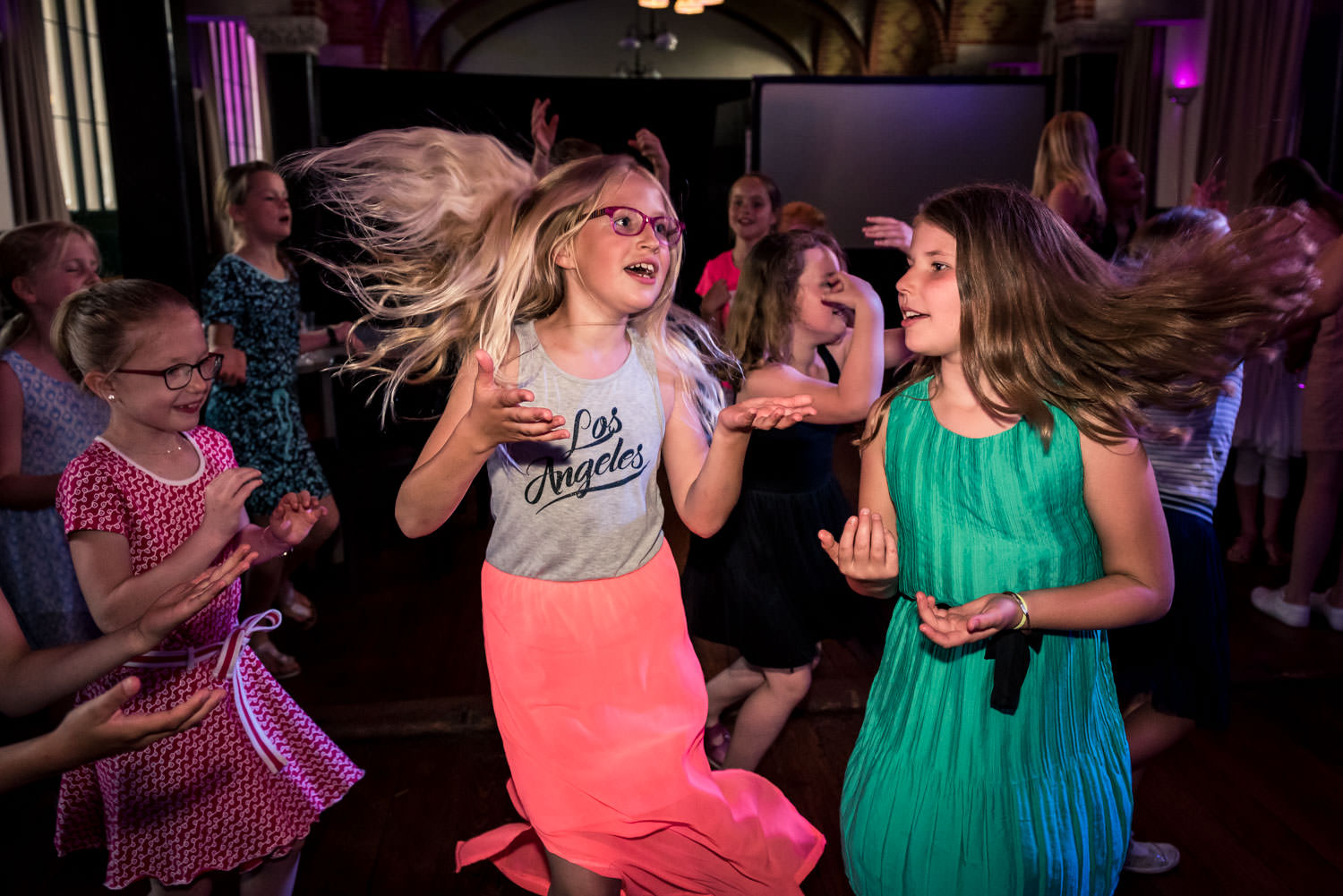 feest tijdens een huwelijk kinderen vieren het trouwen