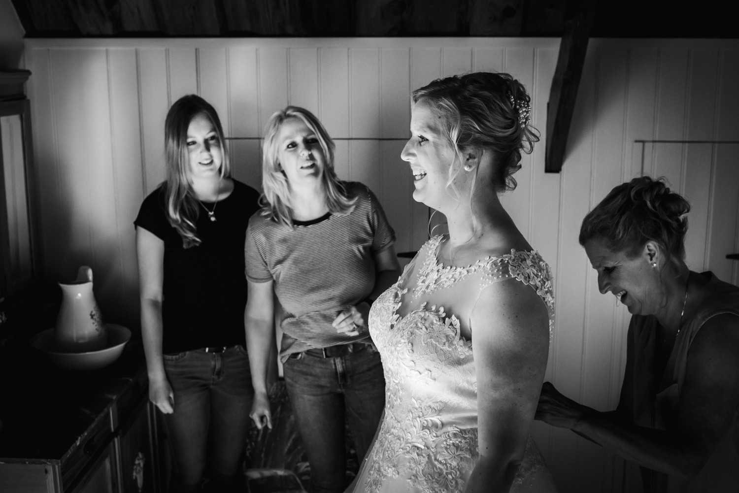 Het aandoen van de bruidsjurk bij de bruid in Etten-Leur