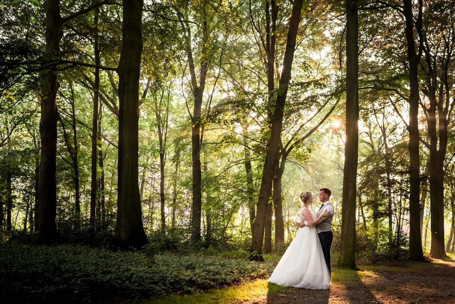 trouwfotograaf cfoto maakt foto's in het avondlicht van het brui