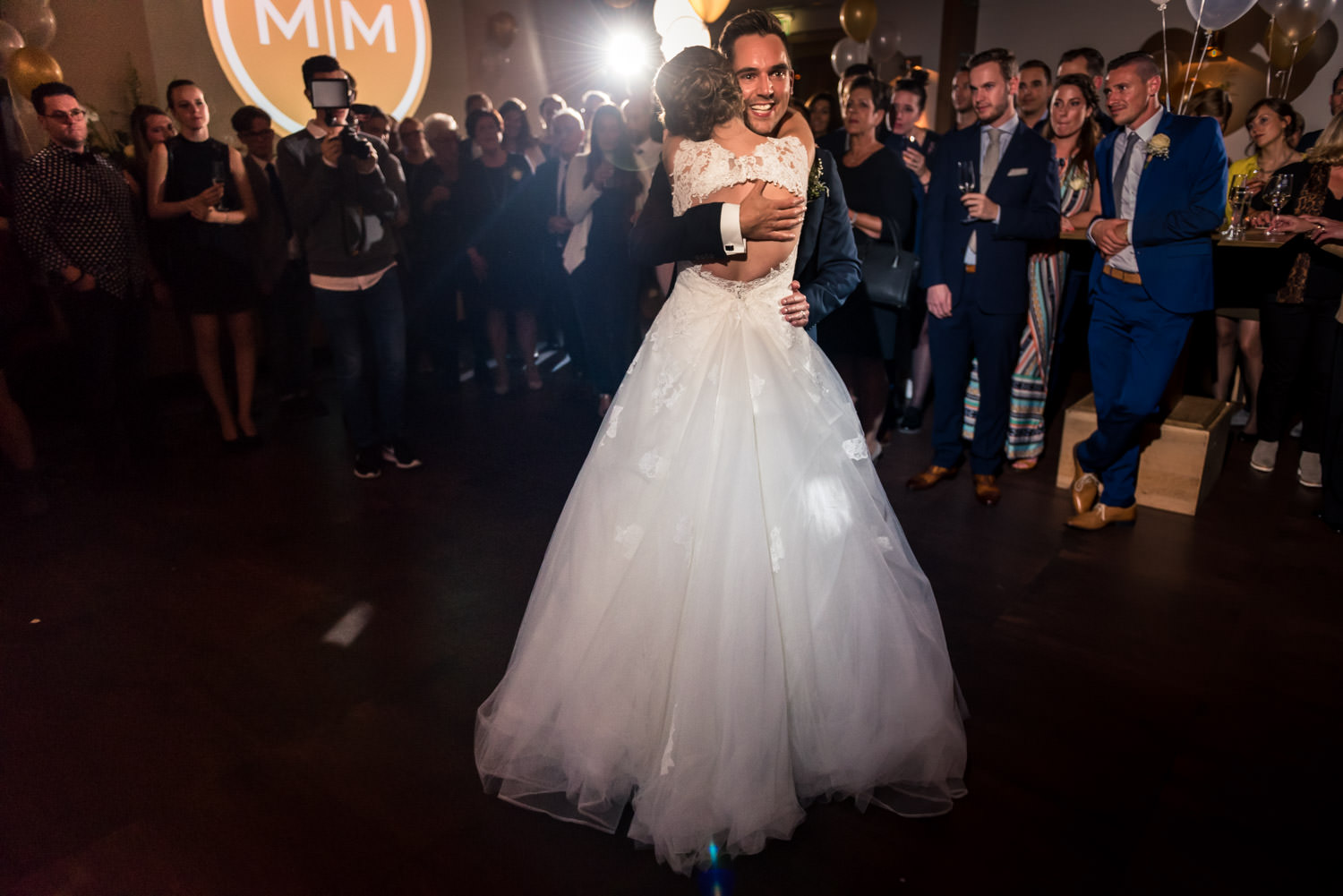 Bruidspaar tijdens de openingsdans op het feest