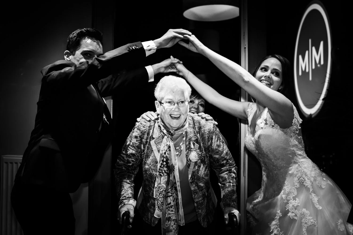 oma is in de polonaise aan het dansen op het huwelijk van haar k