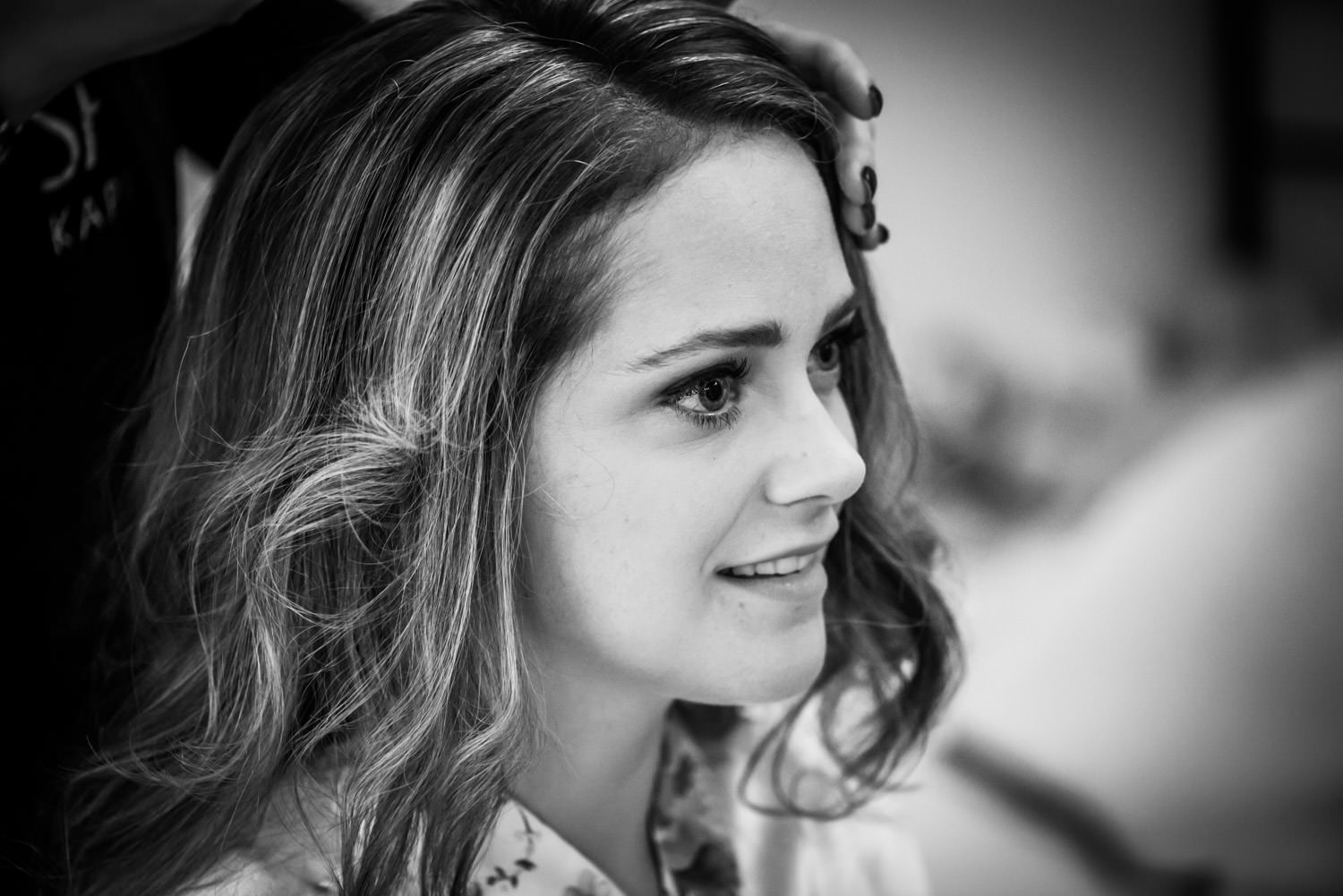 Close up portret van de bruid tijdens het aankleden door Cfoto