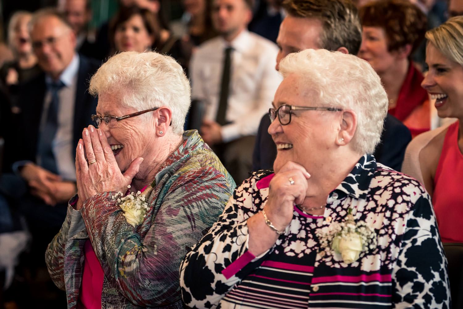 lachen en emotie bij de oma van het bruidspaar