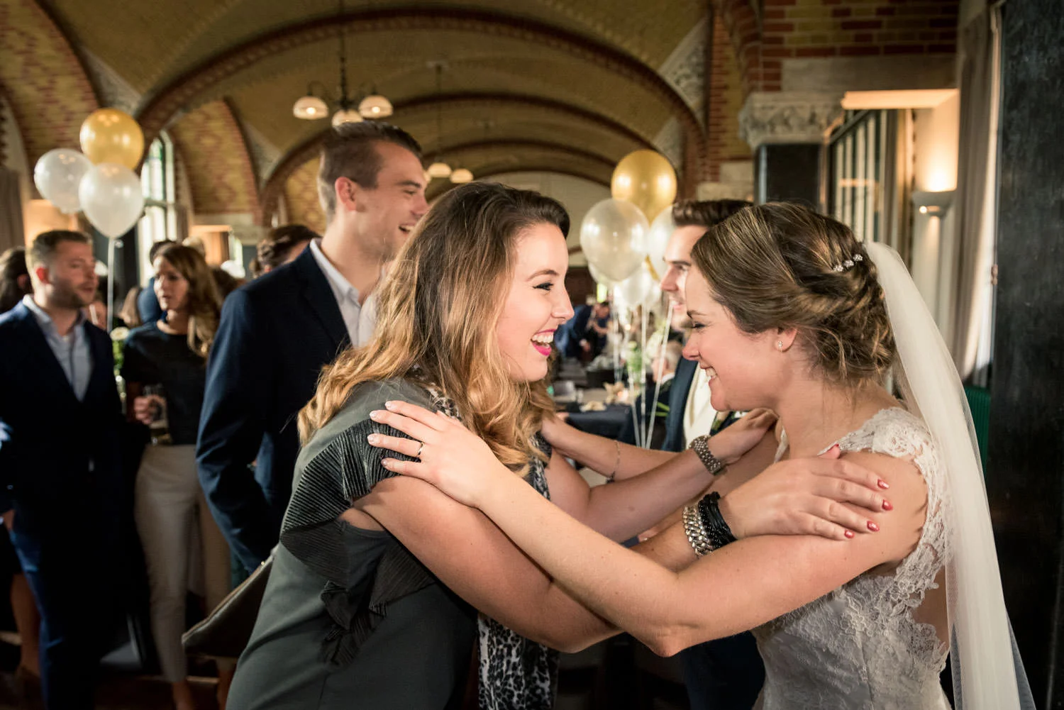 enthousiaste bruid tijdens de borrel