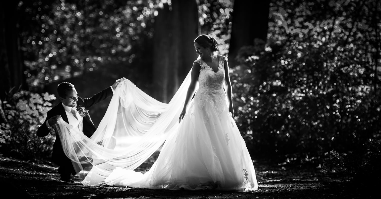 bruidsfotografie in het bos met low light door  cfoto