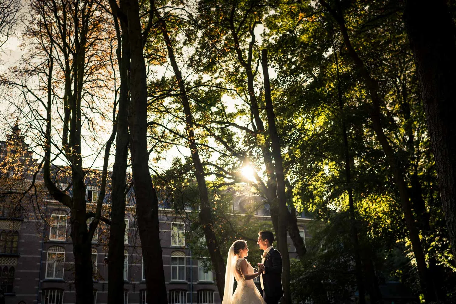 Cfoto bruidsfotografie ze maakt graag foto's bij ondergaande zon