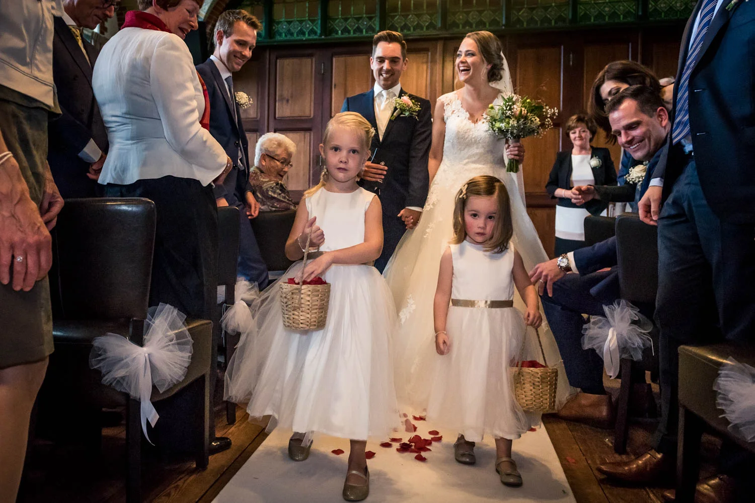 de bruidsmeisjes strooien bloemen aan het eind van de plechtighe