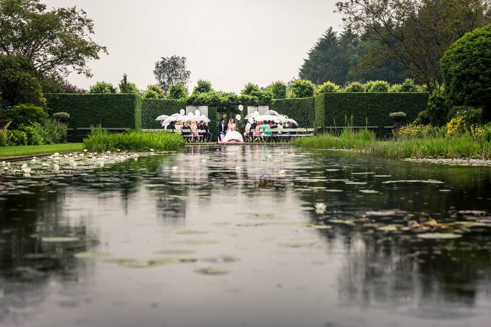 bruidsfotografie in de regen een overzicht van de ceremonie met 