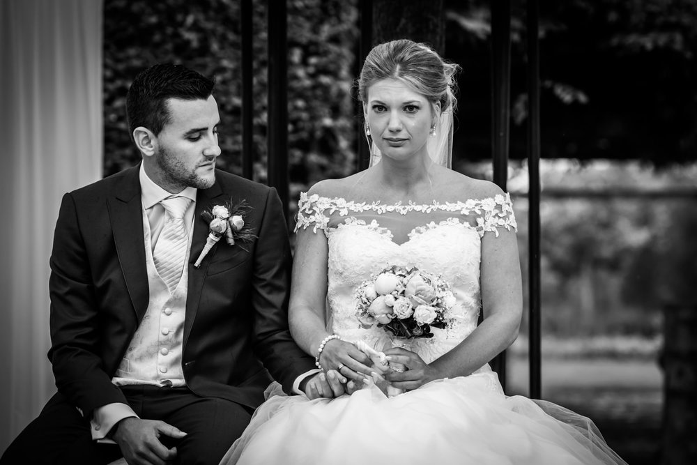 tijdens de ceremonie zie je tranen bij de bruid in zwart wit uit